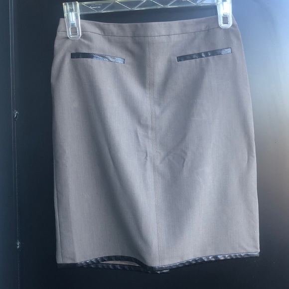 Grey Skirt w Faux Leather Lining - Picture 1 of 8